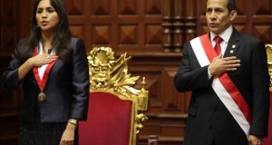 El presidente de Perú Ollanta Humala (d) y la presidenta del Congreso peruano Ana María Solórzano (i) cantan el himno nacional antes del tradicional discurso presidencial anual ante el Congreso en Lima (Perú). EFE