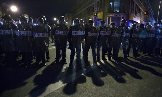 Destituyen al jefe de Policía de Baltimore por creciente oleada de violencia
Vista de una barrera formada por policias de Baltimore