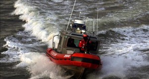 Amplían radio búsqueda de dos adolescentes desaparecidos en mar en Florida
Un bote de la Guardia Costera de los Estados Unidos realiza una búsqueda
