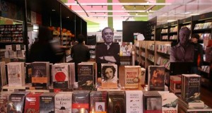 La Feria del Libro de Lima atrajo a más de medio millón de visitantes
Visitantes recorren uno de los stands de la vigésima Feria Internacional del Libro (FIL) en Lima (Perú).