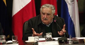 La integración es la "batalla más importante" de Latinoamérica, según Mujica
El senador y expresidente de Uruguay Jose Mujica participa, este 4 de agosto de 2015, de la sesión extraordinaria del comité de representantes de ALADI en Montevideo (Uruguay).