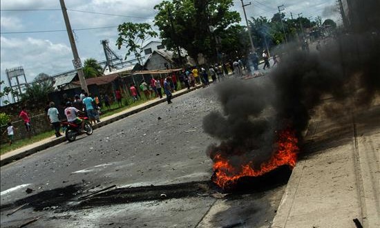 Paro en región peruana busca que el Estado asuma operación de lote petrolero
Manifestantes vistos este martes 25 de agosto de 2015, durante un paro convocado por sindicatos y organizaciones indígenas contra la adjudicación del lote petrolero más grande del país en Iquitos (Perú).