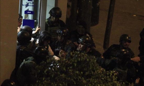 Recuperan 30 kilos de oro y 300.000 dólares de un asalto en un aeropuerto peruano
Tras el asalto al vehículo de una empresa de transporte de dinero, que pretendía enviar su carga en un vuelo comercial a Lima, un contingente de 400 policías emprendió la búsqueda de los asaltantes en toda la región Puno, a la cual pertenece Juliaca.