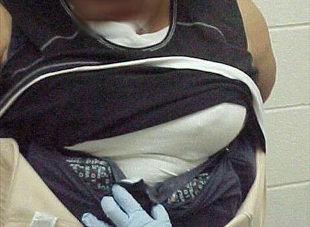 Errónea lucha contra las drogas impacta en mujeres pobres, dice experta 
Fotografía de Archivo del 2 de octubre de 2010 que muestra a una mujer latina que transportaba paquetes de cocaína en su cuerpo en la frontera entre México y Estados Unidos de El Paso.a lucha contra el narcotráfico en América Latina se ha convertido en una "guerra contra las mujeres más pobres" porque afrontan altas penas por el transporte de drogas, y prueba de ello es el elevado índice de presas por drogas en la región, dijo la experta Catalina Pérez.