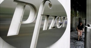 Pfizer anuncia fusión con Allergan, en operación por 160.000 millones dólares
Una mujer pasa al lado del logotipo de Pfizer, en su sede general de Nueva York, EE.UU.