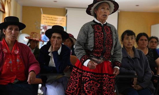 Víctimas de esterilizaciones forzadas se reúnen en Lima para pedir justicia
Saturnina Vera (c) de la provincia de Chumbivilcas en la región del Cuzco y víctima de las esterilizaciones forzadas que se dieron durante los gobiernos del expresidente del Perú, Alberto Fujimori, narra su caso ante la presencia de la prensa nacional y extranjera, este 10 de diciembre, en la casa religiosa de San José de Cluny en Lima (Perú).