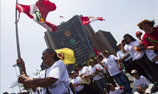 Cerca de cien mil peruanos son residentes permanentes en Chile desde 2005
El parlamentario andino peruano Hildebrando Tapia saludó que Chile esté preparando una nueva ley de migraciones porque, en su opinión, tiene que "acoger mejor, con mayor inclusión, a migrantes como los peruanos que con su trabajo reconocido han ayudado a este país a estar donde está".