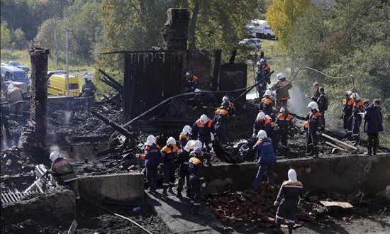 Ascienden a 23 los muertos al incendiarse un centro psiquiátrico en Rusia
Los bomberos buscan víctimas entre los escombros tras el incendio declarado en un hospital psiquiátrico en Novgorod (Rusia) el 13 de septiembre de 2013. Al menos 23 pacientes murieron al incendiarse este sábado un centro psiquiátrico en la provincia rusa de Vorónezh.