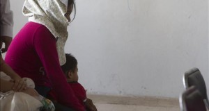 Casi llenos los albergues temporales para menores que cruzan solos frontera
Una mujer y su hijo, parte de un grupo de deportados de EEUU.