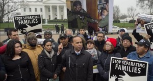 Congresistas y entidades piden protección para inmigrantes centroamericanos
El congresista demócrata por Illinois, Luis Gutiérrez (c), pronuncia un discurso durante una manifestación organizada para reclamar la protección de los inmigrantes amenazados de deportación, en la Avenida Pensilvania, frente a la Casa Blanca, Washington, Estados Unidos, hoy 8 de enero de 2016.