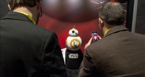 Invasión robótica en Las Vegas
Fotografía cedida por Las Vegas News Bureau (LVNB) muestra a dos hombres tomando una fotografía de la figura de la película Star Wars BB-8 hoy, miércoles 6 de enero de 2015, durante la feria de tecnología CES en Las Vegas, Nevada (EE.UU.).