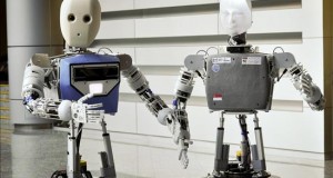 ¿Y si el androide C-3PO de la Guerra de las Galaxias fuera una mujer?
Fotografía del 29 de diciembre de 2015 facilitada por la Universidad Tecnológica de Nanyang, en Singapur, de dos prototipos del robot EDGAR, diseñado por investigadores de dicha Universidad.