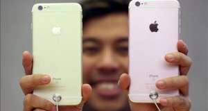 Apple anuncia ventas de iPhones peores de lo esperado
Fotografía de archivo del 25 de septiembre de 2015 de un hombre sosteniendo dos iPhones 6s, después de su lanzamiento al público, en una tienda de Apple en Sídney (Australia).