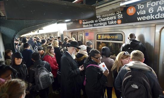 Nuevo acuchillamiento en metro de N.York mientras policía refuerza presencia
Ciudadanos neoyorquinos esperan la llegada del vagón de metro en Brooklyin, Nueva York,