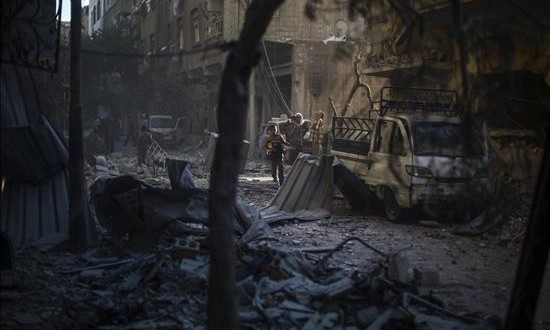 Al menos 10 muertos por bombardeos cerca de un hospital y otras áreas en Alepo
Escombros de edificios en ruinas tras un bombardeo en Siria.