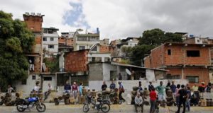 Habitantes del barrio 5 de julio hacen fila para comprar gas en Caracas (Venezuela). EFE