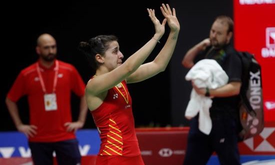 Carolina Marin se despide de los aficionados el pasado domingo tras lesionarse. EFE