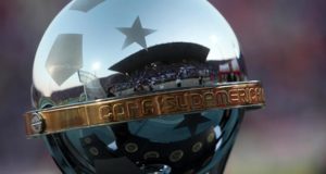 En la imagen un primer plano del trofeo de la Copa Sudamericana. EFE/Archivo