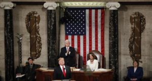 El presidente de los Estados Unidos, Donald J. Trump (c), pronuncia este martes su segundo discurso sobre el Estado de la Unión, frente al vicepresidente, Mike Pence (c-i), y la presidenta de la Cámara de Representantes, Nancy Pelosi (c-d), en el Capitolio en Washington, DC (EE. UU.). EFE