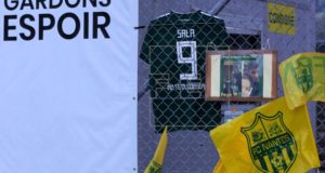 Imagen de una camiseta con el "9" de Emiliano Sala junto con otros recuerdos, en el campo del Nantes. EFE/Archivo