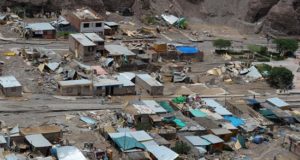 El presidente de Perú, Martín Vizcarra, pidió este sábado planificar mejor las ciudades al visitar este sábado las zonas afectadas por inundaciones y deslizamientos de lodo en el sur del país, declaradas en emergencia para atender a los damnificados como prioridad.