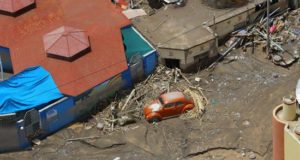 Fotografía aérea cedida este sábado por la Presidencia de Perú que muestra un vehículo y un grupo de viviendas destruidas e inundadas por un deslizamiento de tierra en el distrito de Mirave, en la región surandina de Tacna (Perú). EFE/Andrés Valle/Presidencia de Perú