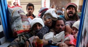 Varios yemeníes se agolpan alrededor de una panadería benéfica para recibir una ración gratuita de pan en medio de la situación grave de escasez de alimentos en Saná (Yemen). EFE/Archivo