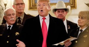 El presidente de los Estados Unidos, Donald J. Trump (c), habla con la prensa tras reunirse con alguaciles de todo el país antes de dirigirse a un mitín en Texas, este lunes en la Sala de Recepciones Diplomáticas de la Casa Blanca, en Washington. EFE