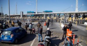 Agentes estadounidenses de aduanas participaban el pasado mes de enero en un simulacro de contención de migrantes entres la linea fronteriza de San Ysidro y la ciudad de Tijauana (México). EFE/Archivo