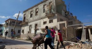 Varias personas recogen restos tras el paso del tornado, como parte del proceso de recuperación de los daños causados por el fenómeno climatológico, en una calle del municipio Diez de Octubre, en La Habana (Cuba). EFE/Archivo