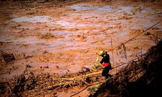 Fotografía tomada el pasado 28 de enero en la que se registró a bomberos al trabajar en el rescate de los cuerpos de víctimas tras la ruptura de una presa minera, en Brumadinho (Brasil). Esta tragedia deja 169 muertos y 141 desaparecidos. EFE/Archivo