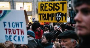 El grupo activista Move On organizó este lunes varias protestas en diversas ciudades de Estados Unidos en contra de la declaración de emergencia nacional con la que el presidente Donald Trump busca reunir fondos para construir el muro en la frontera con México, sin el visto bueno del Congreso