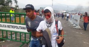 Heridos en el puente Simón Bolívar, en la frontera entre Venezuela y Colombia.