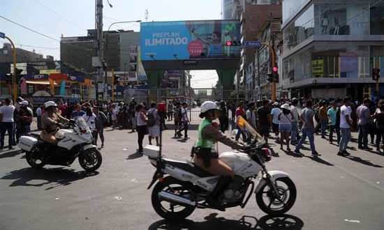 Vista de una entrada cerrada al emporio comercial de Gamarra este lunes, en el barrio de La Victoria, en Lima (Perú). EFE