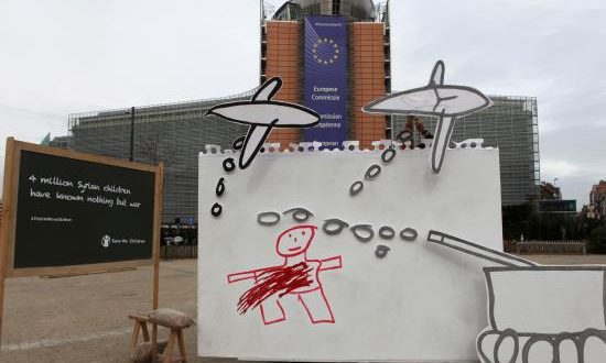La ONG Save the Children instala frente a las instituciones de la Unión Europea un dibujo a gran escala de una niña con motivo de la conferencia de esta semana de la Unión Europea sobre el futuro de Siria y la región. EFE