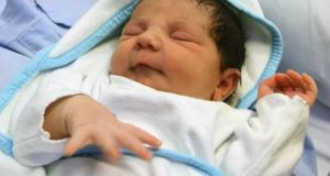 Fotografía que muestra a un recién nacido en 2015, en el hospital de Verge de la Cinta de Tortosa (Tarragona). EFE/Archivo