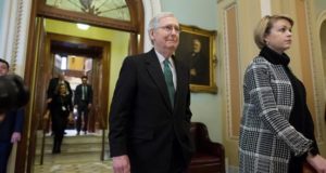 El líder de la Mayoría del Senado, el republicano Mitch McConnell (i), sale de la Cámara del Senador junto a la subjefe de Estado Mayor de Operaciones, Stefanie Muchow (d), este jueves después de que el senado votara en contra de la emergencia nacional decretara por el presidente estadounidense, Donald Trump, en el Capitolio, en Washington, DC (EE.UU.). EFE