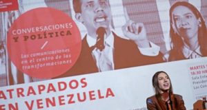 Fabiana Rosales, esposa del presidente de la Asamblea Nacional de Venezuela, Juan Guaidó, participa este martes a la Universidad Adolfo Ibáñez en Santiago (Chile), en una conversación sobre la realidad política de su país. EFE
