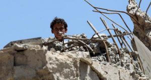 Un niño yemení contempla los escombros de una casa destruida por un bombardeo en Saná (Yemen), este lunes. EFE