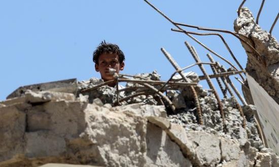 Un niño yemení contempla los escombros de una casa destruida por un bombardeo en Saná (Yemen), este lunes. EFE
