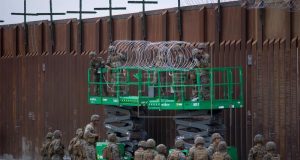 Militares colocaban concertinas en la parte superior del muro que separa México de EEUU, cerca del paso fronterizo de Otay Mesa en San Diego, California (Estados Unidos) el pasado noviembre. EFE/Archivo