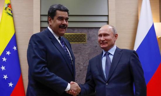 El presidente ruso, Vladímir Putin (d), estrecha la mano a su homólogo venezolano, Nicolás Maduro. EFE/Archivo