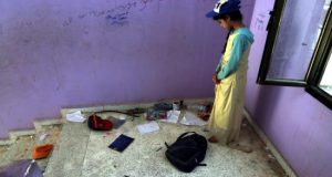 Una niña yemení busca su mochila en una escuela evacuada por un bombardeo en Saná (Yemen), este lunes. EFE