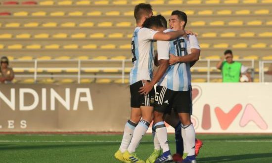 Jugadores de Argentina celebran un gol ante Paraguay este jueves en un partido de la ronda final del Campeonato Sudamericano Sub17 entre Paraguay y Argentina, en el estadio de la Universidad Nacional Mayor de San Marcos en Lima (Perú). EFE