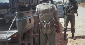 Soldados kenianos vigilaban el lugar en el que sospechosos del grupo islamista somalí Al Shabab secuestraron un vehículo que transportaba "khat", una droga originaria de África con efectos parecidos a las anfetaminas, cerca de la ciudad de Mandera, en la frontera con Somalia, (Kenia), en abril de 2015. EFE/Archivo