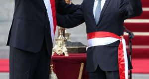 Fotografía de archivo del presidente de Perú, Martín Vizcarra, junto a Edmer Trujillo Mori, ministro de Transportes y Comunicaciones, en el Patio de Honor del Palacio de Gobierno de Lima (Perú). EFE/Archivo