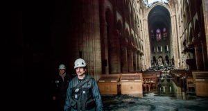 Varios operarios trabajan en el interior de la catedral de Notre Dame después del incendio sufrido ayer lunes, este martes en París (Francia). EFE