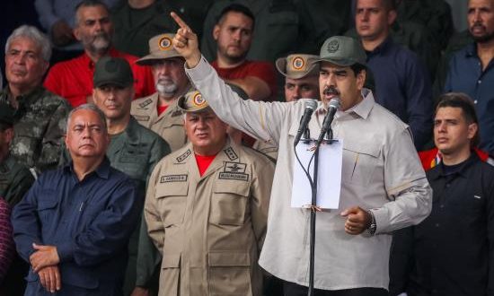El presidente de Venezuela, Nicolás Maduro (frente), habla durante un acto de Gobierno en Caracas (Venezuela). EFE/Archivo