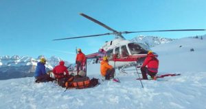 Fotografía del 21 de abril cedida este lunes por Parks Canada donde se muestra al equipo de rescate durante las tareas de recuperación de los cuerpos de los montañistas austríacos en Howse Peak, Canadá. EFE/Parks Canada