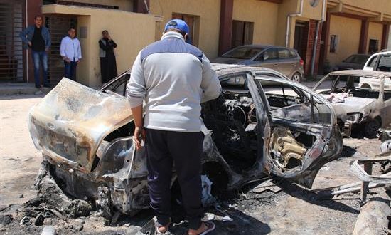 Un hombre inspecciona los daños causados por un bombardeo, la semana pasada en Trípoli (Libia). EFE